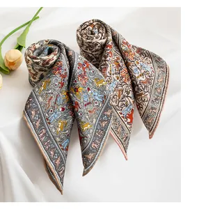 Detailweergave van klassiek paisley-patroon op een vierkante zijden en wollen sjaal