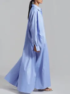 Elegant light blue long-sleeved shirt dress with side slits and a stylish flowy fit