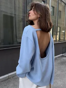 Détail d'un pull en maille bleu clair surdimensionné avec décolleté plongeant au dos