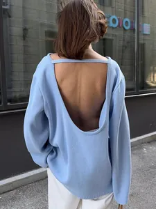 Vue arrière détaillée d'un pull en maille bleu clair dos nu avec une sexy coupe en U