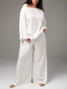 Détail d'un ensemble de détente blanc ample de style français porté par un mannequin