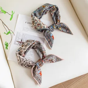 Hoogwaardige zijden wollen vierkante sjaal met elegante paisley- en dierenprints