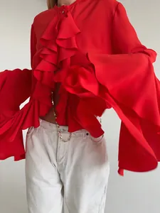 Vista detallada de una blusa roja vibrante de estilo francés con volantes dramáticos.