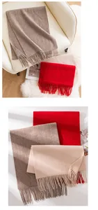 Vue détaillée d'écharpes en pure laine avec franges en gris moka, rouge et beige