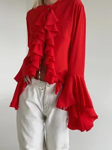 Vista detallada de blusa roja de estilo francés con volantes elegantes y mangas acampanadas.