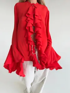 Vista detallada de la elegante blusa francesa roja con volantes en cascada y mangas acampanadas.