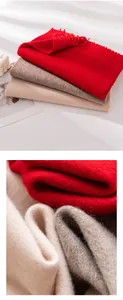 Vue détaillée de foulards en laine rouge, mocha et beige avec finitions franges