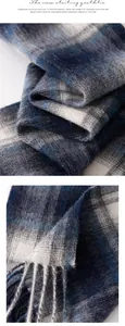 Nahaufnahme eines blau-weißen Wollschals mit Karomuster und eleganten weichen Fransen.