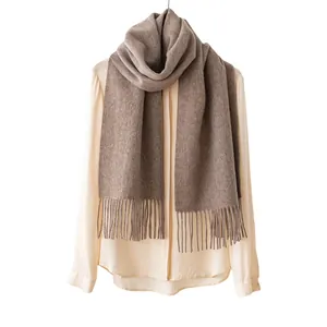 Écharpe de laine gris mocha luxueuse avec franges élégantes pour l'automne-hiver
