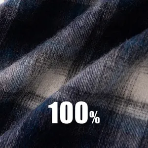 Makroaufnahme eines Schals aus 100 % Wolle mit weicher Textur und blauem Karomuster