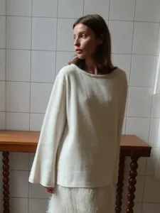 Élégant pull en maille de coton blanc surdimensionné pour femme sur un mannequin en studio