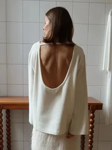 Vue arrière d'un pull en maille blanc avec un décolleté plongeant sexy en forme de U au dos