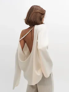 Vue détaillée d'un pull en maille dos nu crème avec une encolure en U drapée à l'arrière