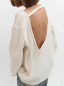 Détail de la vue arrière d'un pull en maille blanc chic avec un décolleté en V profond