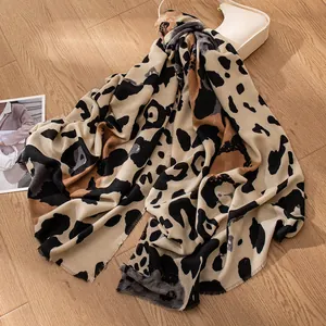 Großer beiger Schal mit Leopardenmuster und modischen Fransen für Herbst und Winter Outfits