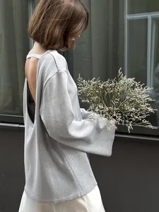 Vue arrière d'un pull en maille gris dos nu décontracté avec une coupe relax.