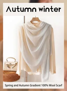Détail d'une écharpe en laine dégradée légère drapée sur une chemise beige chic