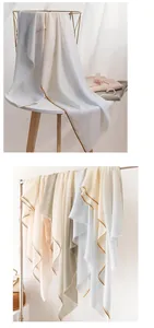Weiche Wollschals in Pastellfarben mit Jacquard-Muster und Fransen am Ständer