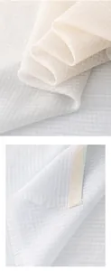 Nahaufnahme eines weichen Wollschals mit blauem Farbverlauf, Jacquard-Muster und Fransen