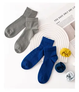 Primer plano de calcetines de lana de colores sólidos sobre fondo minimalista