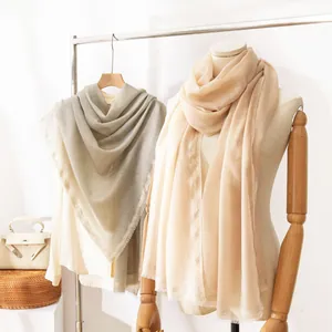 Leichter Wollschal mit Farbverlauf-Jacquard, perfekt als Frühlings- und Sommerstola.