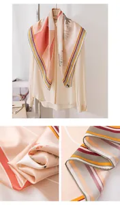 Dettaglio macro dei bordi arrotolati a mano e della trama in raso di seta del foulard