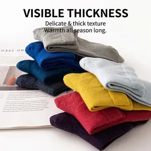 Pila de calcetines casuales de lana gruesa de color liso para hombre y mujer en fondo