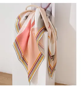 Elegante foulard quadrato in seta pesca con stampa geometrica e bordo a righe