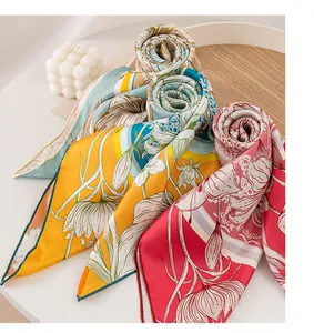 Detailansicht von Seidenschals mit floralen Mustern und handrollierten Kanten.