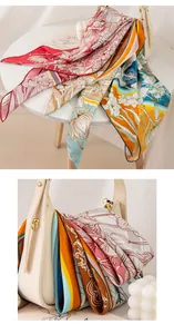 Nahaufnahme eines handgefertigten Seidenschals mit Vintage-Blumenmuster und Rollsaum