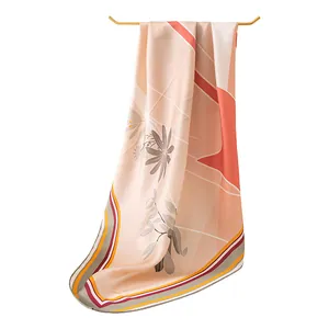 Elegante sciarpa in seta fatta a mano con motivo floreale e bordi arrotolati a mano.