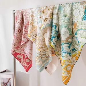 Luxuriöses handgerolltes Seidentuch aus Maulbeerseide mit eleganten Blumenmustern
