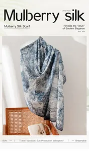 Vue détaillée du motif Toile de Jouy bleu et blanc sur une écharpe en soie