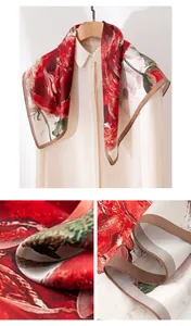 Dettaglio ravvicinato di un foulard in seta di gelso con stampa di rose rosse