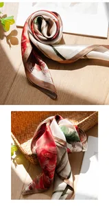 Vista dettagliata del foulard in seta 70cm con stampa rosa e trama lussuosa