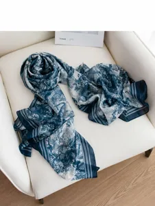 Vue détaillée d'une écharpe de luxe en soie de mûrier bleue au motif Toile de Jouy
