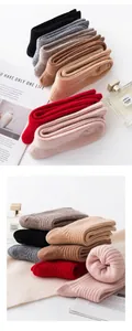 Detail dicke Wollsocken für Damen in verschiedenen warmen Winterfarben