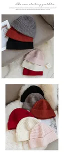 Colección de gorros de punto gofrado en varios colores, incluidos rojo, gris y crema.