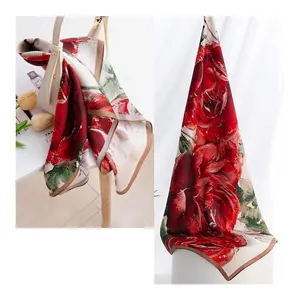 Elegante foulard quadrato in seta di gelso 70 cm con stampa di rose rosse su base bianca