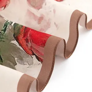 Foulard quadrato in seta di gelso 70cm con elegante stampa floreale di rose rosse.