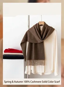 Gros plan d'une écharpe 100% cachemire marron avec détails de franges