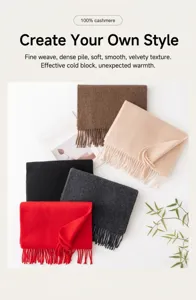 Gros plan détaillé d'écharpes à franges en 100% cachemire de diverses couleurs élégantes.