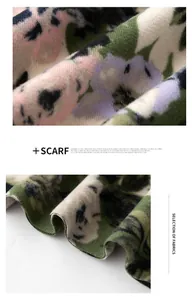 Dettaglio macro di una morbida sciarpa effetto cashmere con eleganti motivi floreali.