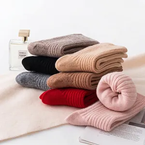 Dicke warme gerippte Wollsocken für Damen in verschiedenen Farben auf einem weichen Stoff
