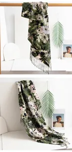 Dettaglio della sciarpa floreale verde con frange e tocco di cashmere per autunno e inverno