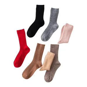 Gemütliche Wollsocken in verschiedenen Farben für winterliche Wärme und Komfort
