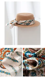 Detalle de bufanda de seda con estampado paisley francés que muestra flores y textura de seda.