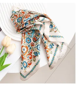 Primer plano de un pañuelo de seda de mora de alta gama con estampado paisley y flores