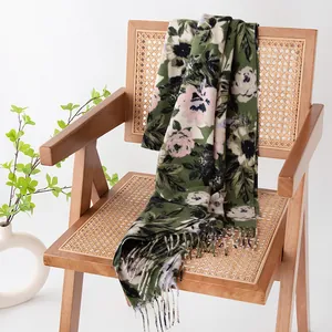 Sciarpa scialle a fiori verdi con tocco di cashmere elegantemente drappeggiata su sedia