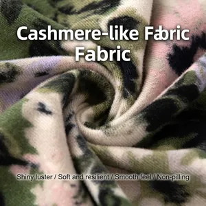 Sciarpa premium in finto cashmere con motivo floreale verde e ricca trama del tessuto